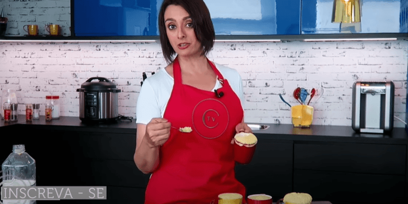 Catia Fonseca ensina receita de bolo de caneca sucesso no Youtube (Foto: Youtube) Catia Fonseca ensina receita de bolo de caneca sucesso no Youtube (Foto: Youtube)