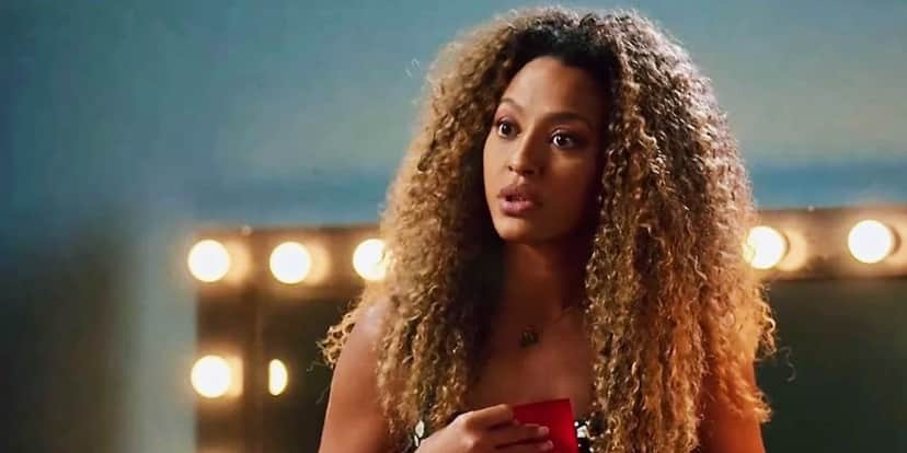 Sol, mulher negra com cabelo longo e cacheado, em cena da novela Vai na Fé Sol, mulher negra com cabelo longo e cacheado, em cena da novela Vai na Fé