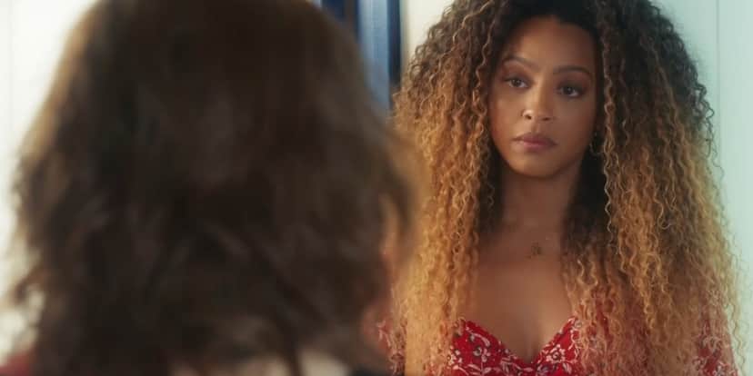 Sol em cena da novela Vai na Fé usando um vestido vermelho com flores pequeninas Sol em cena da novela Vai na Fé usando um vestido vermelho com flores pequeninas