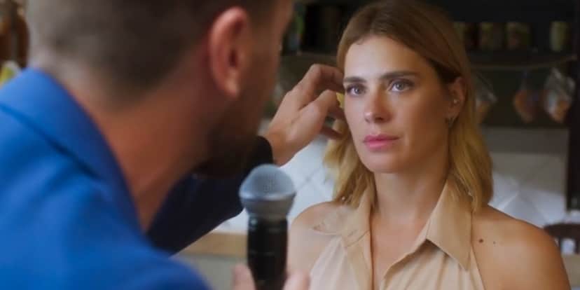 Theo segura microfone e segura cabelo de Lumiar em cena de Vai na Fé Theo segura microfone e segura cabelo de Lumiar em cena de Vai na Fé