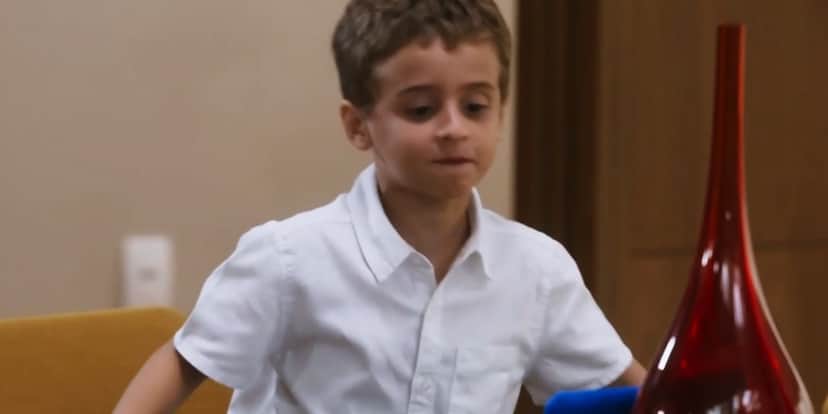 Tonho na novela Travessia usando uma camisa social branca Tonho na novela Travessia usando uma camisa social branca