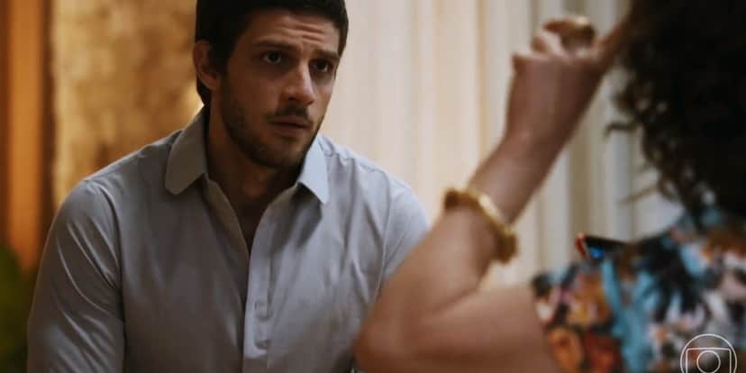 Ari em cena da novela Travessia usando camisa cinza Ari em cena da novela Travessia usando camisa cinza