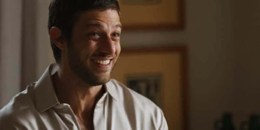 Ari sorrindo em cena da novela Travessia Ari sorrindo em cena da novela Travessia