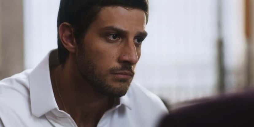 Ari em cena da novela Travessia usando camisa branca com gola pequena Ari em cena da novela Travessia usando camisa branca com gola pequena