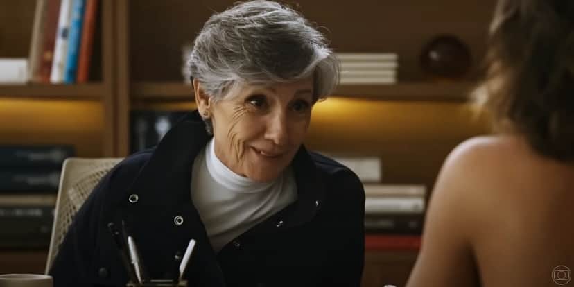 Cidália sorrindo em cena da novela Travessia Cidália sorrindo em cena da novela Travessia
