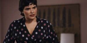 Travessia tem cena de Leonor com roupa escura e detalhes branco e vermelhos Travessia tem cena de Leonor com roupa escura e detalhes branco e vermelhos