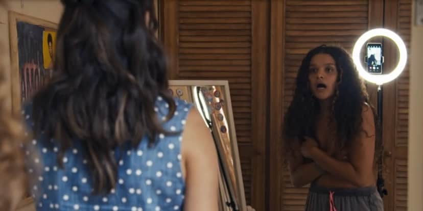 Karine em frente a uma câmera da novela Travessia Karine em frente a uma câmera da novela Travessia