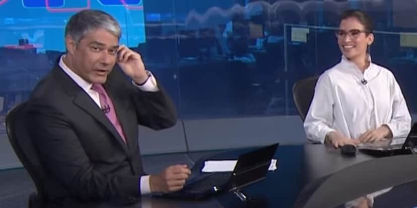 William Bonner ficou incomodado com o barulho que estava acontecendo em seu ponto eletrônico (Reprodução: Globo) William Bonner ficou incomodado com o barulho que estava acontecendo em seu ponto eletrônico (Reprodução: Globo)