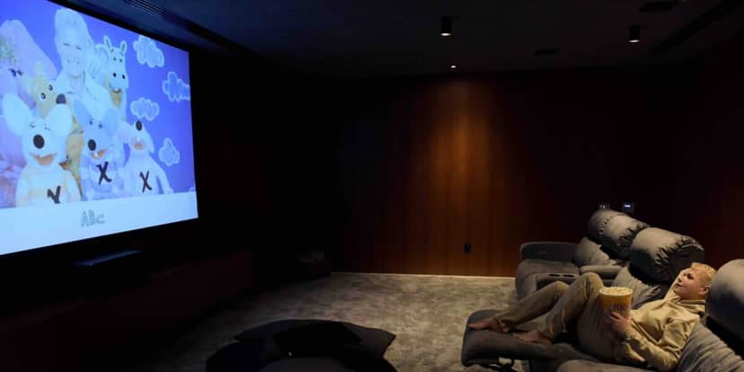 Xuxa em seu cinema particular (Foto: Reprodução/Internet) Xuxa em seu cinema particular (Foto: Reprodução/Internet)
