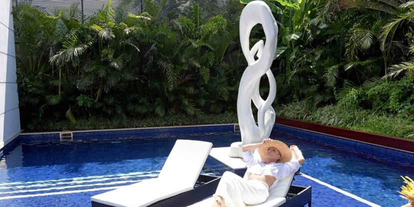 Xuxa em sua nova piscina (Foto: Reprodução/Internet) Xuxa em sua nova piscina (Foto: Reprodução/Internet)