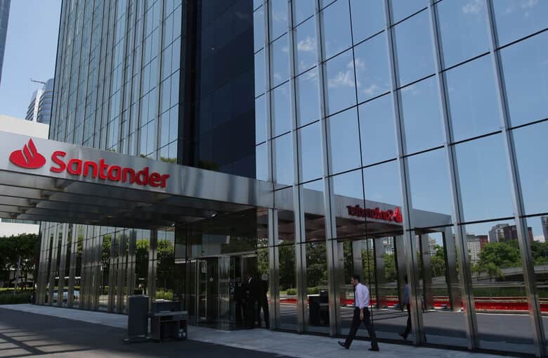 O banco Santander é um banco espanhol e já está a alguns anos no Brasil (Foto Reprodução/Internet) O banco Santander é um banco espanhol e já está a alguns anos no Brasil (Foto Reprodução/Internet)