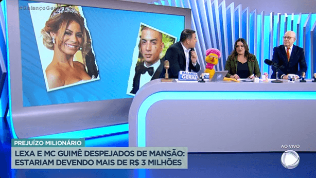 Fabíola Reipert na bancada do "Balanço Geral" expõe situação de Lexa e Mc Guimê (Foto Reprodução/PlayPlus)
