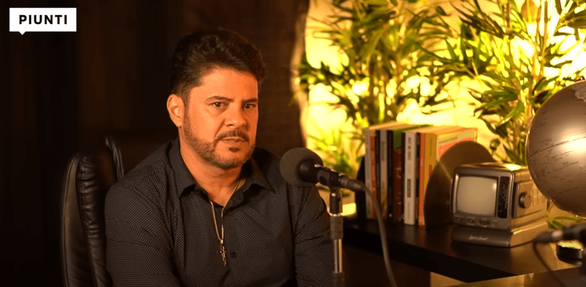 Cantor Sertanejo Gustavo em conversa para o canal de André Piunti (Foto Reprodução/Youtube)
