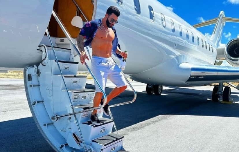 Gusttavo Lima saindo do seu jatinho (Foto: Reprodução/ Internet) Gusttavo Lima saindo do seu jatinho (Foto: Reprodução/ Internet)