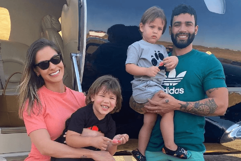 Gusttavo Lima ao lado da esposa Andressa Suita e dos dois filhos (Foto: Reprodução/ Internet) Gusttavo Lima ao lado da esposa Andressa Suita e dos dois filhos (Foto: Reprodução/ Internet)
