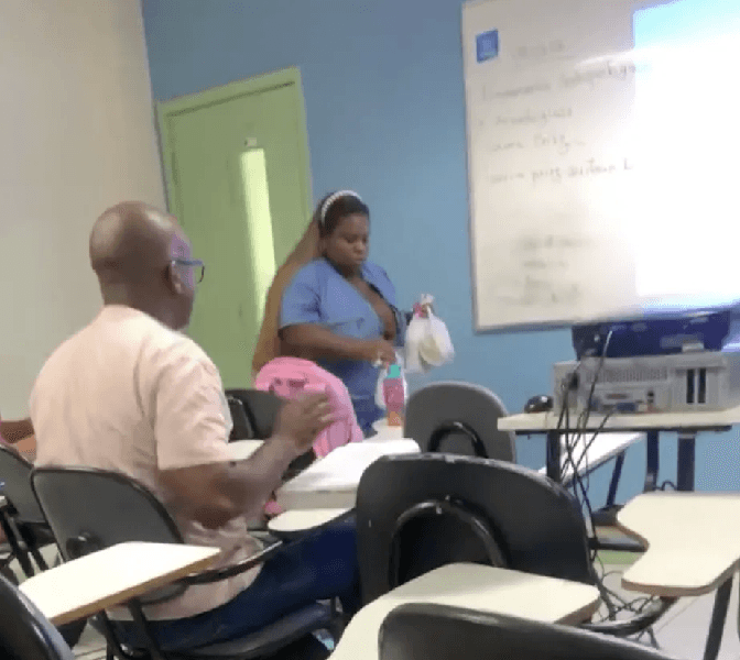 A cantora distribuiu amendoim na sala de aula para os colegas de classe (Foto: Reprodução/ Internet) A cantora distribuiu amendoim na sala de aula para os colegas de classe (Foto: Reprodução/ Internet)