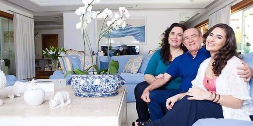 Lílian Aragão, Lívia Aragão e Renato Aragão em mansão (Foto: Reprodução / Instagram) Lílian Aragão, Lívia Aragão e Renato Aragão em mansão (Foto: Reprodução / Instagram)