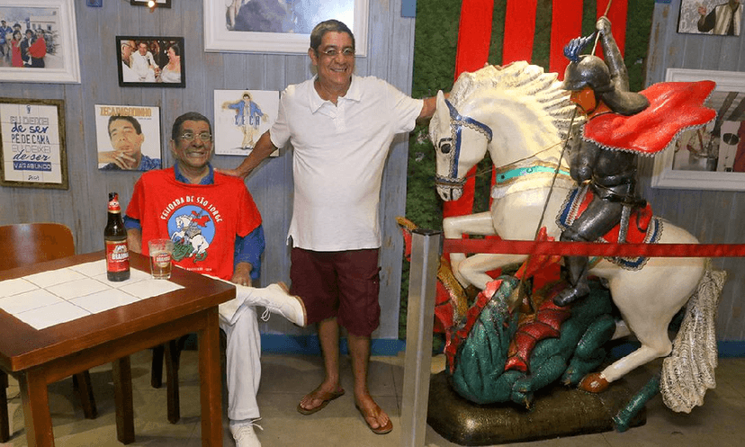 Zeca Pagodinho ao lado de sua estátua (Foto: Reprodução/ Internet) Zeca Pagodinho ao lado de sua estátua (Foto: Reprodução/ Internet)