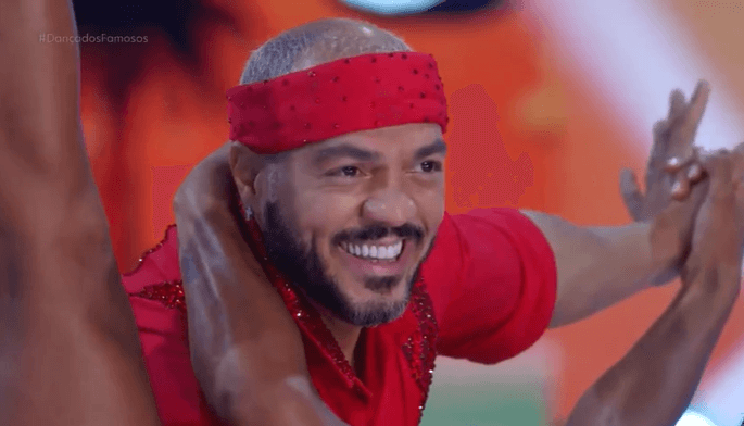 Belo fez sua performance no Domingão e ganhou elogios de Luciano Huck Belo fez sua performance no Domingão e ganhou elogios de Luciano Huck