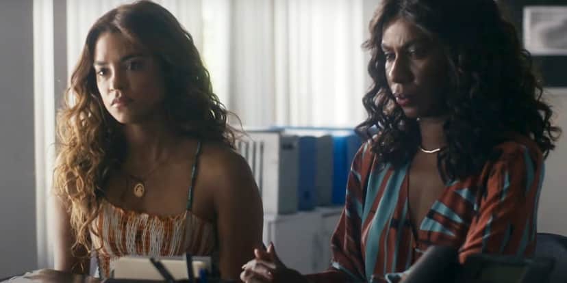 Laís e Brisa sentadas em cena da novela Travessia Laís e Brisa sentadas em cena da novela Travessia