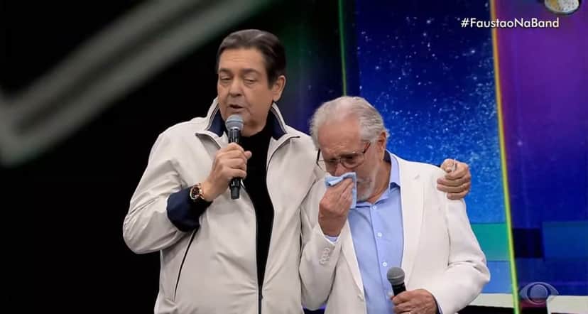 Faustão abraçando Carlos Alberto de Nóbrega enquanto ele chora (Reprodução - Band)