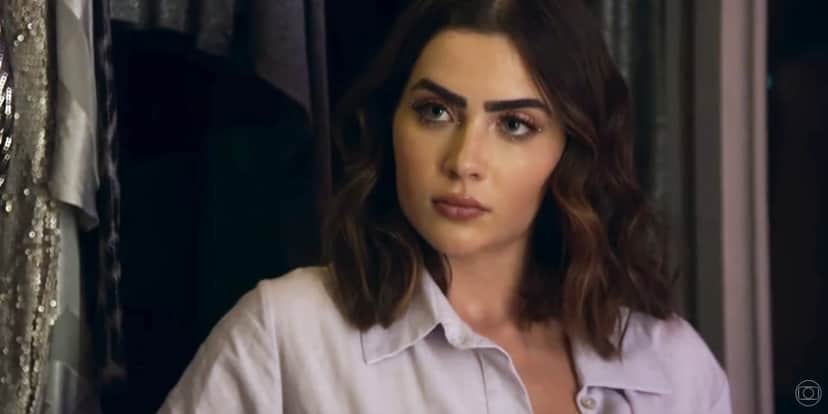 Chiara (Jade Picon) em cena da novela Travessia usando camisa cinza Chiara (Jade Picon) em cena da novela Travessia usando camisa cinza