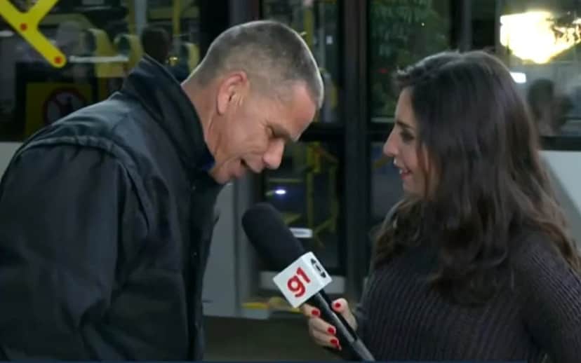 Rapaz invade a transmissão e se declara para a jornalista (Reprodução: BDSP/Globo) Rapaz invade a transmissão e se declara para a jornalista (Reprodução: BDSP/Globo)