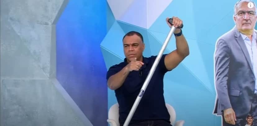 Denílson com o remo, brincando com os corintianos (Reprodução: Band) Denílson com o remo, brincando com os corintianos (Reprodução: Band)