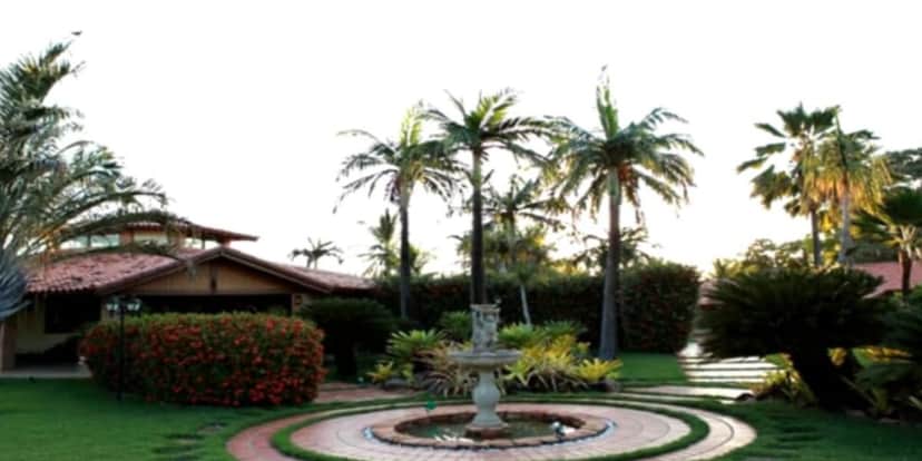 A casa principal é rodeada por muito verde, com uma fonte no meio do jardim (Reprodução: Youtube) A casa principal é rodeada por muito verde, com uma fonte no meio do jardim (Reprodução: Youtube)