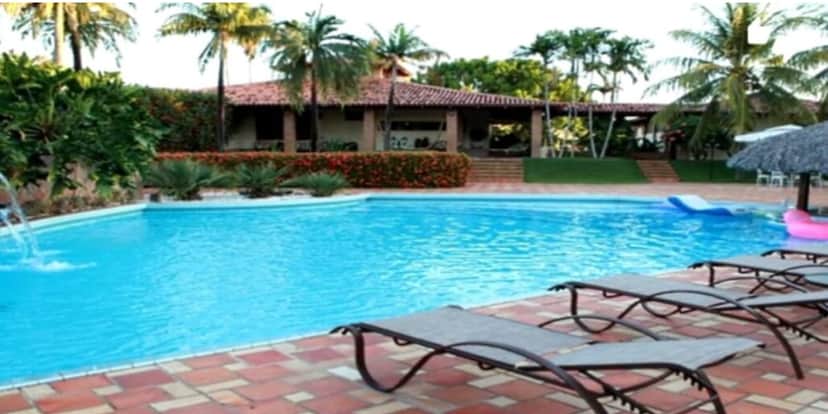 Piscina absurda de Zezé Di Camargo, com uma enorme área de lazer (Reprodução: Youtube) Piscina absurda de Zezé Di Camargo, com uma enorme área de lazer (Reprodução: Youtube)