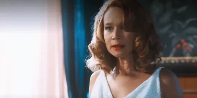 Gilda na trama Amor Perfeito usando um vestido branco Gilda na trama Amor Perfeito usando um vestido branco