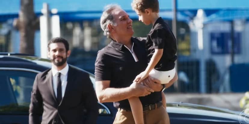 Guerra segura Tonho no colo em Travessia Guerra segura Tonho no colo em Travessia