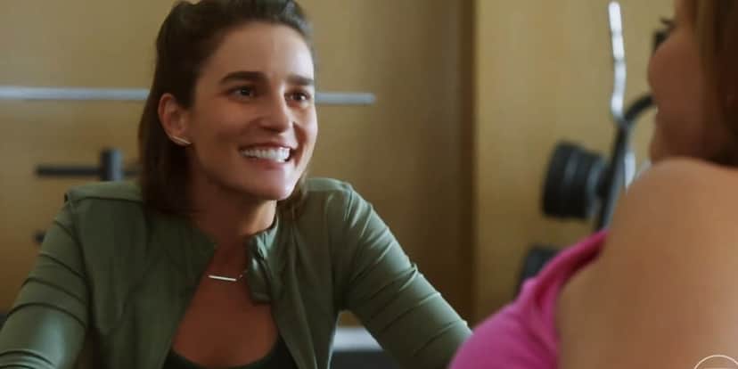 Helena sorridente em cena da novela Vai na Fé na academia Helena sorridente em cena da novela Vai na Fé na academia