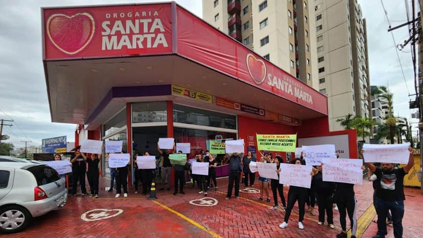 Funcionários demitidos de uma das unidades fechadas da rede Santa Marta protestaram pelos seus direitos (Foto Reprodução/Internet) Funcionários demitidos de uma das unidades fechadas da rede Santa Marta protestaram pelos seus direitos (Foto Reprodução/Internet)