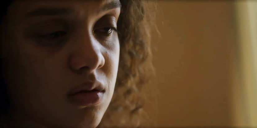 Rosto de Karina triste após ela ser assediada na novela Travessia Rosto de Karina triste após ela ser assediada na novela Travessia