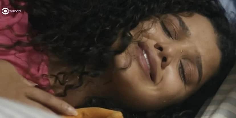 Karina (Danielle Olímpia) em cena de Travessia (Foto: Reprodução / Globo) Karina (Danielle Olímpia) em cena de Travessia (Foto: Reprodução / Globo)