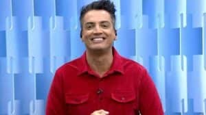 O jornalista é um dos nomes cotados para substituir a apresentadora Chris Flores, caso um dia ela deixe a atração (Reprodução: SBT) O jornalista é um dos nomes cotados para substituir a apresentadora Chris Flores, caso um dia ela deixe a atração (Reprodução: SBT)
