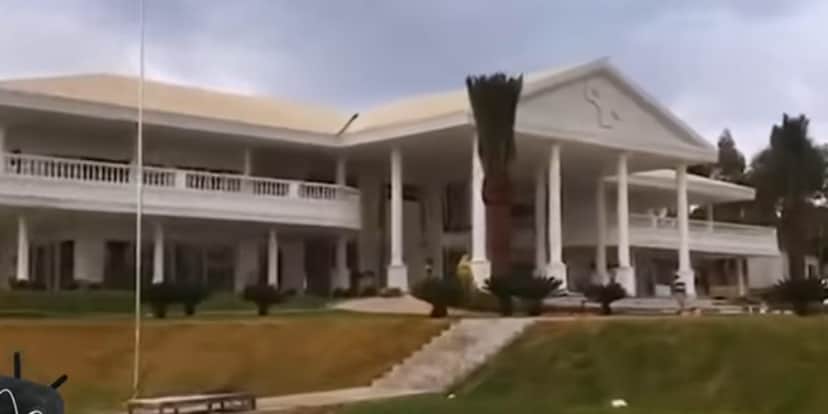 Entrada da casa de Gusttavo Lima, com muita área de lazer e rodeada por verde (Reprodução: Youtube) Entrada da casa de Gusttavo Lima, com muita área de lazer e rodeada por verde (Reprodução: Youtube)