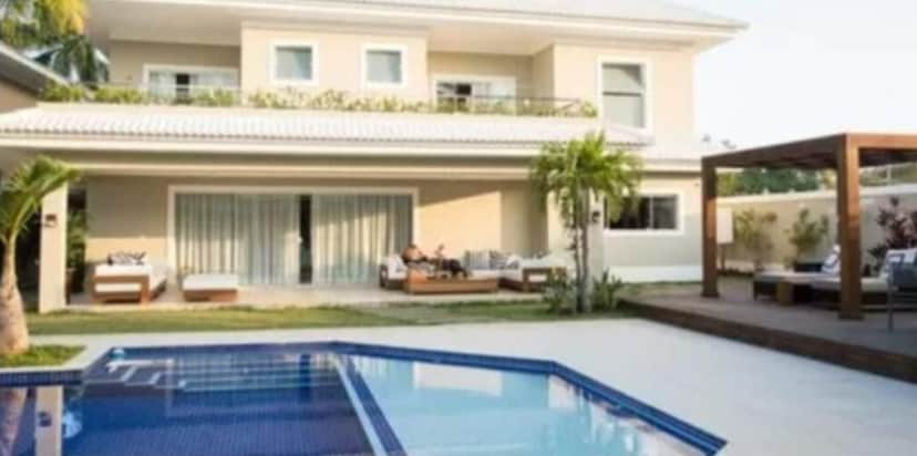 Piscina absurda com muita área de lazer e rodeada por verde (Reprodução: Youtube) Piscina absurda com muita área de lazer e rodeada por verde (Reprodução: Youtube)
