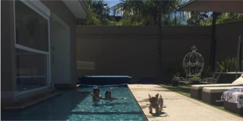 Piscina absurda do cantor na parte de trás da casa (Reprodução: Youtube) Piscina absurda do cantor na parte de trás da casa (Reprodução: Youtube)