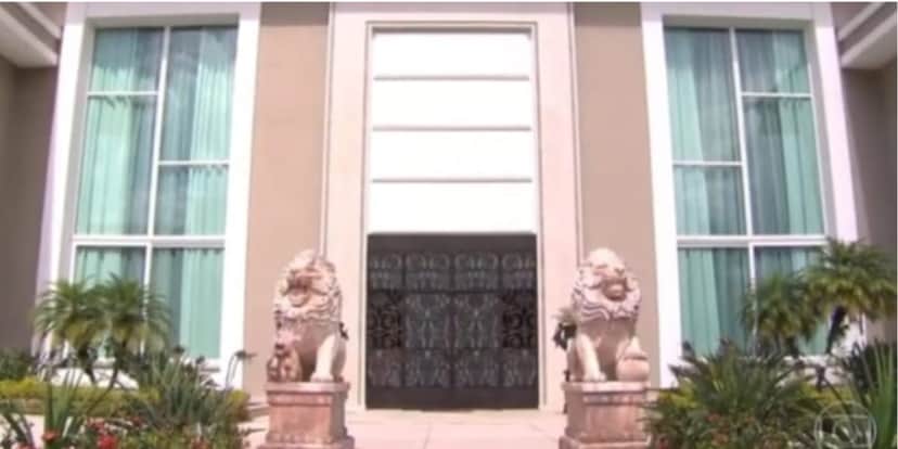 Porta de entrada da mansão com estátuas de leões (Reprodução: Youtube) Porta de entrada da mansão com estátuas de leões (Reprodução: Youtube)