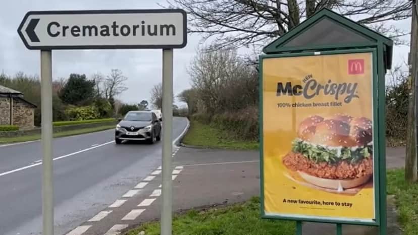 McDonald's causa polêmica com cartaz em lugar impróprio (Foto: Reprodução) McDonald's causa polêmica com cartaz em lugar impróprio (Foto: Reprodução)