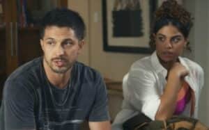 Oto (Romulo Estrela) e Bia (Clara Buarque) em cena de Travessia (Foto: Reprodução / Globo) Oto (Romulo Estrela) e Bia (Clara Buarque) em cena de Travessia (Foto: Reprodução / Globo)