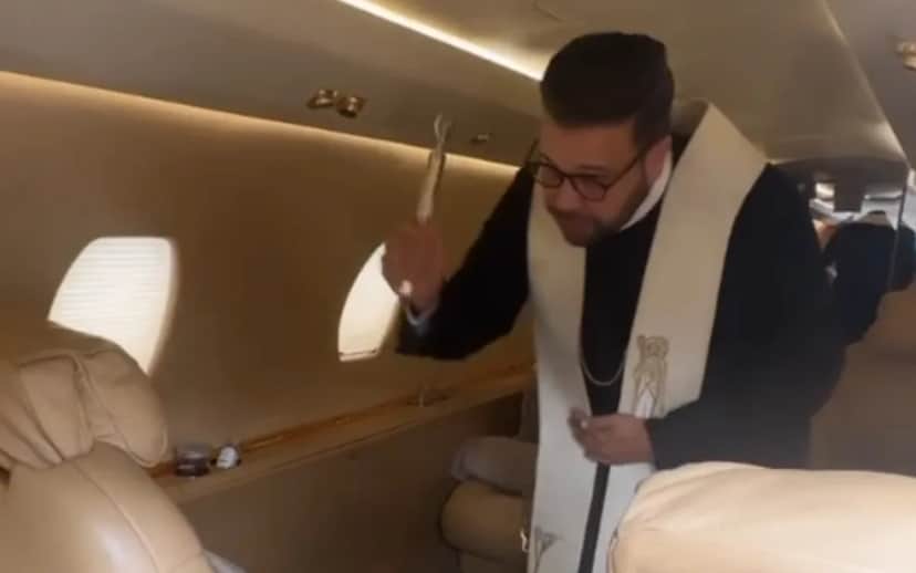 Padre abençoa avião que Virgínia Fonseca deu a Zé Felipe — Foto: Reprodução/ Instagram Padre abençoa avião que Virgínia Fonseca deu a Zé Felipe — Foto: Reprodução/ Instagram