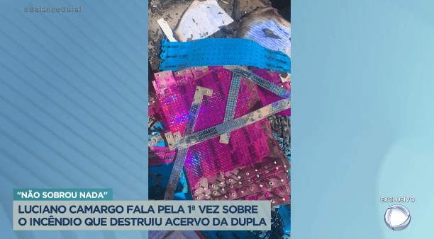 Pulseirinhas dos shows que faziam parte do acervo (Recortes de jornais e revistas sobre a carreira de Zezé di Camargo e Luciano destruídos (Foto Reprodução/PlayPlus)