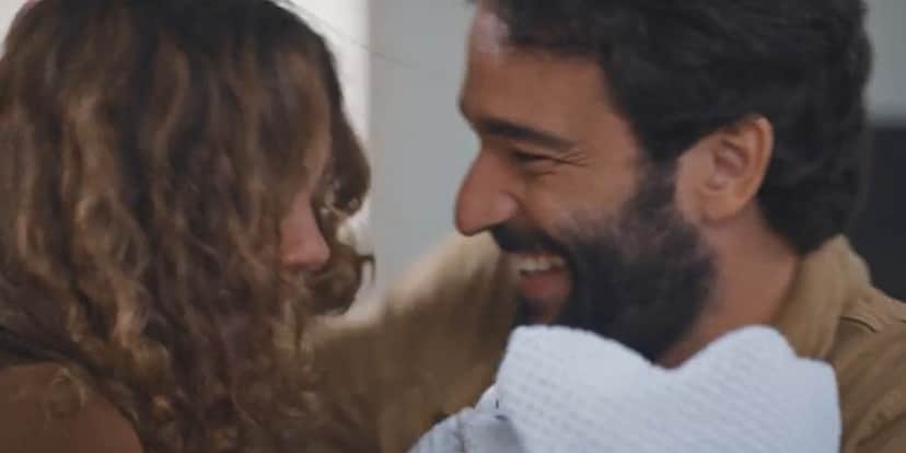 Rafael sorri ao entregar Rivaldinho para Maíra em Todas as Flores