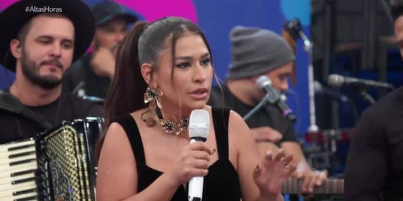 Simone revelou que se sente estranha por não ter o costume de ouvir músicas (Reprodução: Altas Horas/ Globo) Simone revelou que se sente estranha por não ter o costume de ouvir músicas (Reprodução: Altas Horas/ Globo)