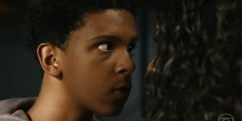 Na novela Travessia Theo encara com raiva sua mãe Na novela Travessia Theo encara com raiva sua mãe