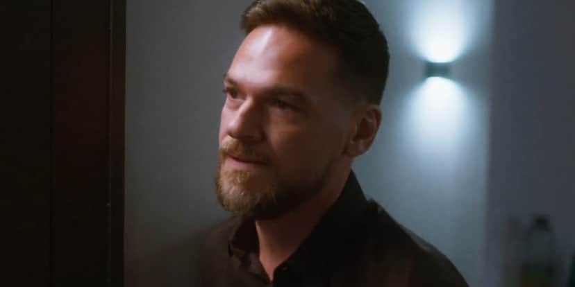 Em Vai na Fé, Theo (Emílio Dantas) usa camisa social preta, cabelo castanho curto liso e barba. Em Vai na Fé, Theo (Emílio Dantas) usa camisa social preta, cabelo castanho curto liso e barba.