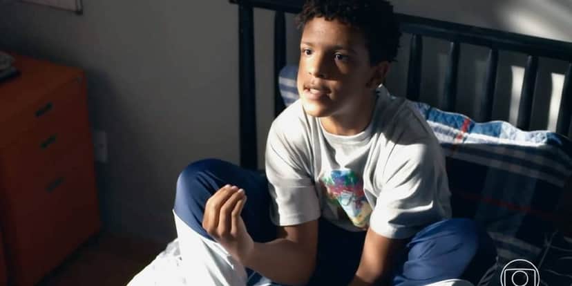 Na novela Travessia Theo está sentado na sua cama enquanto conversa com sua mãe. Na novela Travessia Theo está sentado na sua cama enquanto conversa com sua mãe.